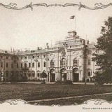 Константиновский дворец. Южный фасад. Начало XX века. Перед входом во дворец в 1872 году была установлена скульптура Архангела Михаила – предводителя небесного воинства.