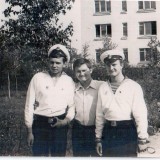 М.Никольский и два земляка В.Криворучко на фоне спального корпуса ЛАУ...