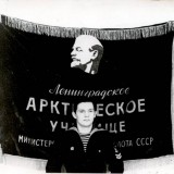 Михалёв Юрий у знамени училища....(а фотографироваться на фоне знамени училища разрешалось только самым лучшим... и фотографию посылали с благодарностью на Родину "виновника" торжества...)